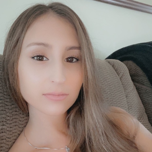 Meet your Posher, Amanda - Picture 2 of 3